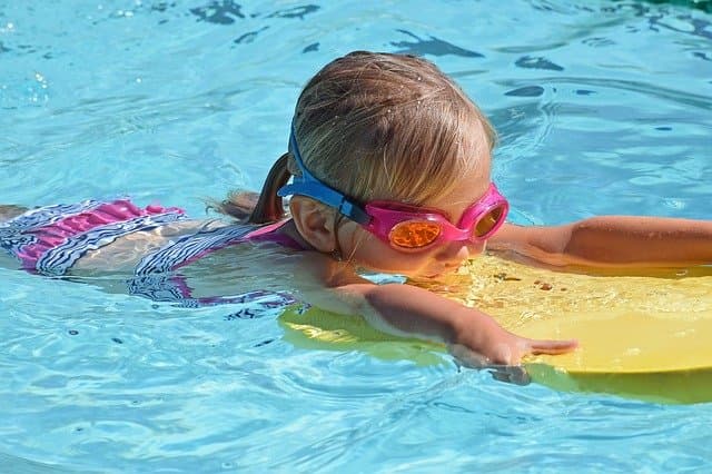 Niña clase natación - Actividad extraescolar