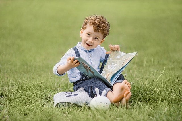 Niño viendo dibujos - Aprendizaje visual
