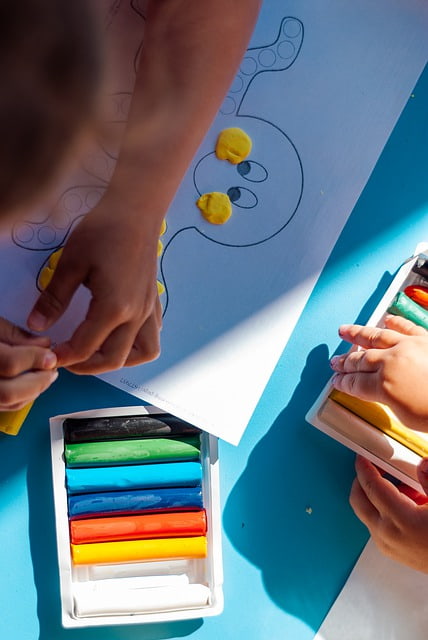 Niños jugando con plastilina